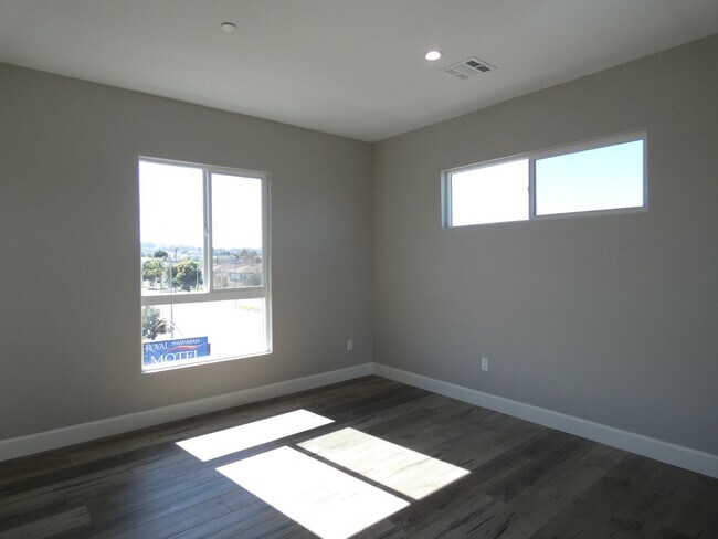 Building Photo - 1626 S La Brea Ave