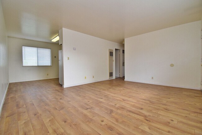 Building Photo - $2,340 / 2 BR - CONVENIENT CASTRO VALLEY LIVING: CONDO WITH LARGE STORAGE