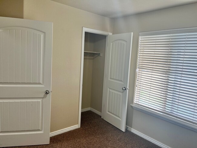 Building Photo - West Park Town House #55