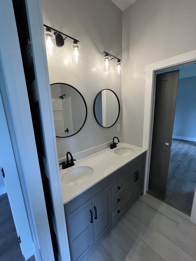 Building Photo - 842 White St SW