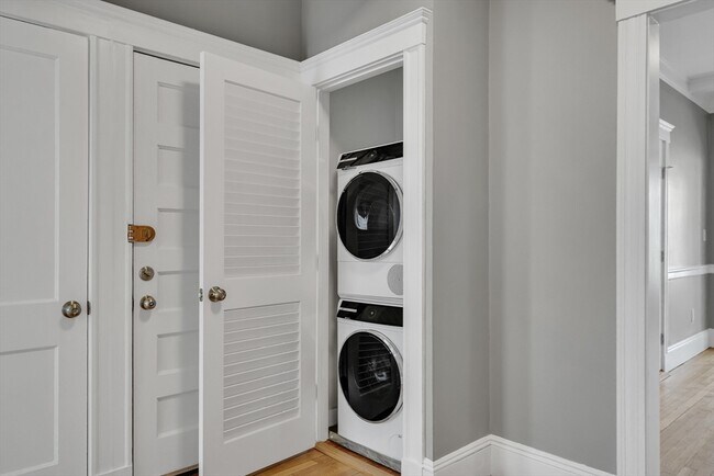 Building Photo - 142 Sutherland Rd