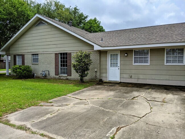 Building Photo - Central Lafayette Charmer