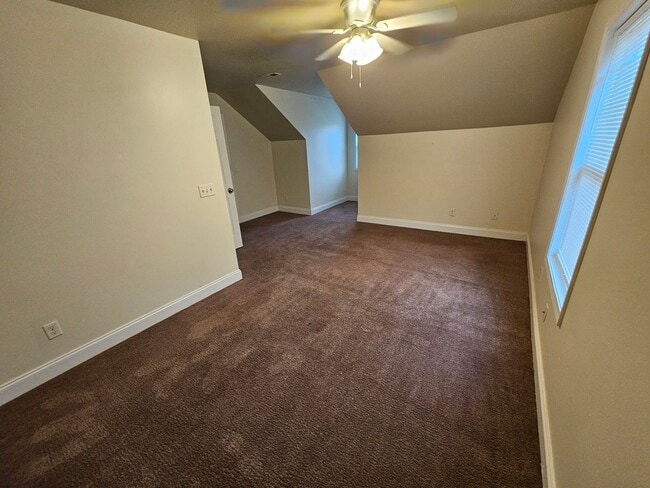 Building Photo - 3BR 2BA Townhome