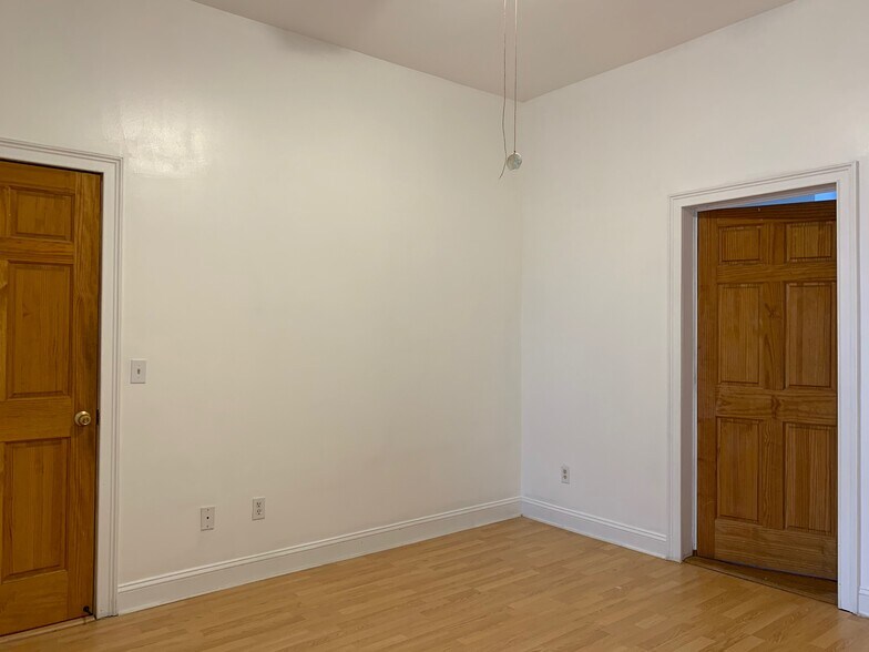 Living Room - 985 Hart St