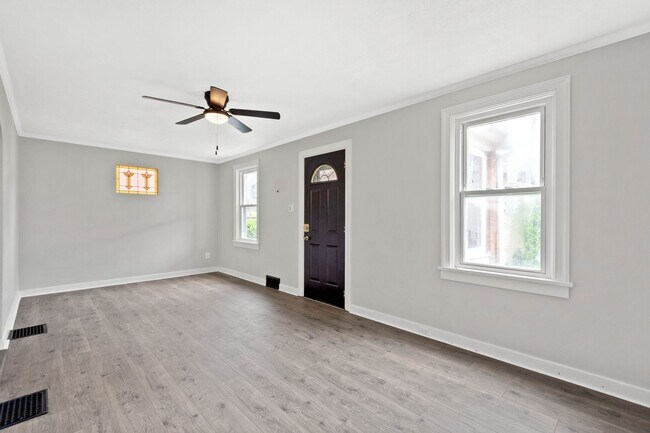 Building Photo - Stunning 3 bedroom home in Carrick available May 15!