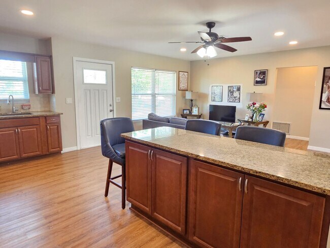 Building Photo - Annual Unfurnished 2 Bedroom 2 Bathroom Single Family Home in South Venice!