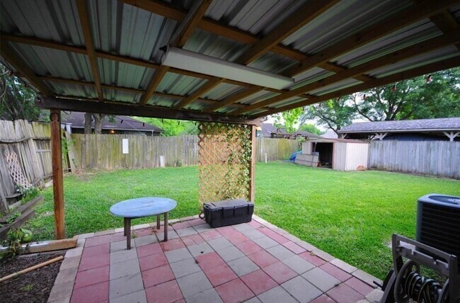 Building Photo - 3727 Meadow Pl Dr