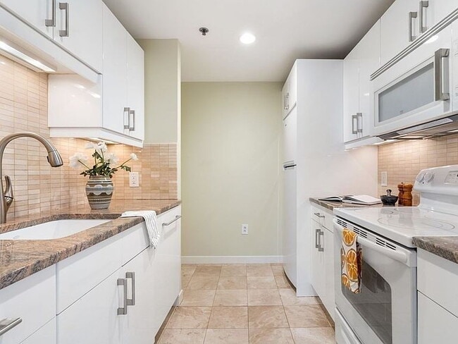 Building Photo - "Spacious 2-Bed Retreat with Granite Touches & Pool Access in Cambridge's Heart!"