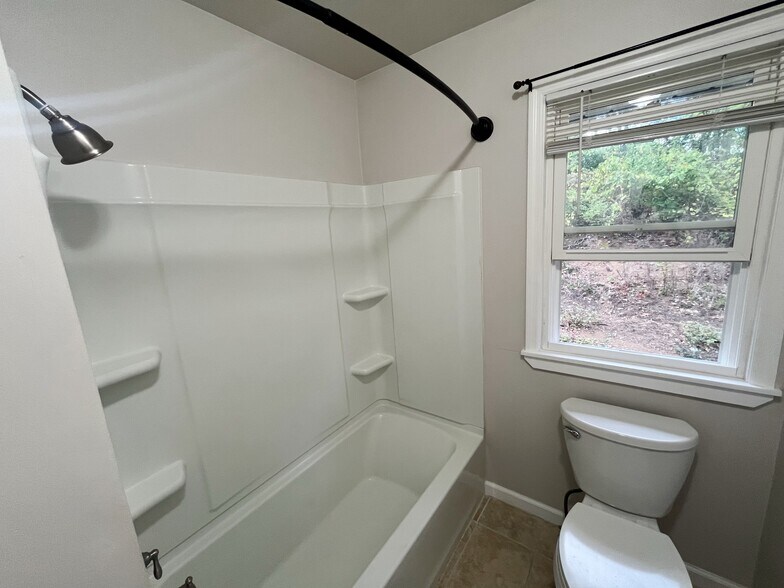 Building Photo - 25A Pine Ln