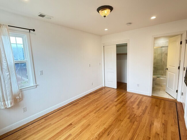 Building Photo - 882