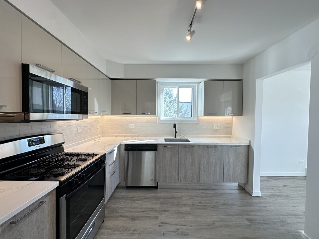 Building Photo - 7621 N Sheridan Rd