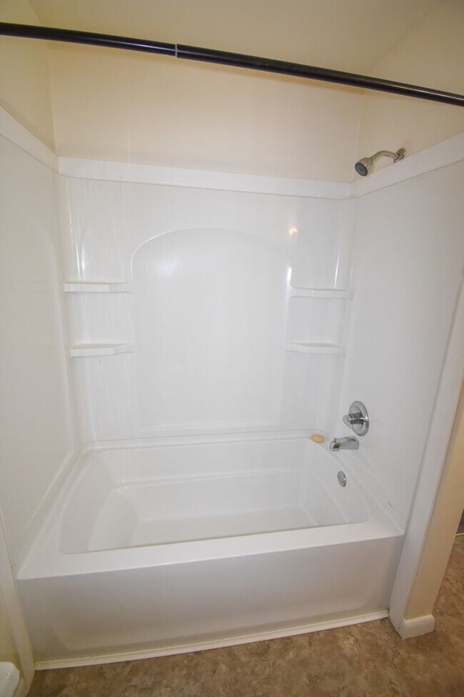 Building Photo - Two Bedroom Apartment in Jersey Shore with Many Amenities!