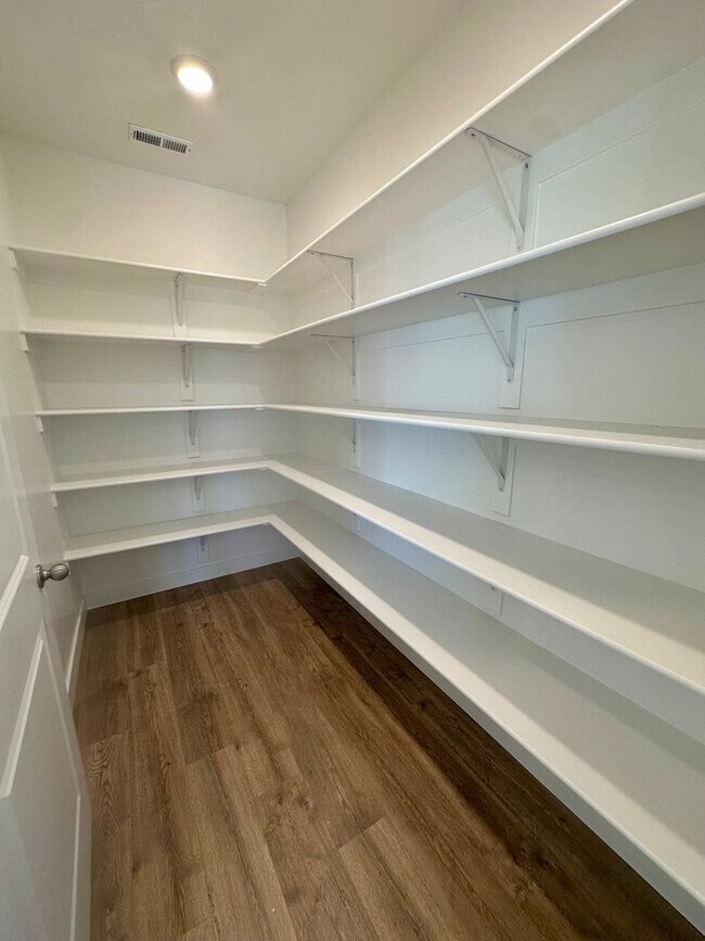 Building Photo - BRAND NEW Long Valley Home
