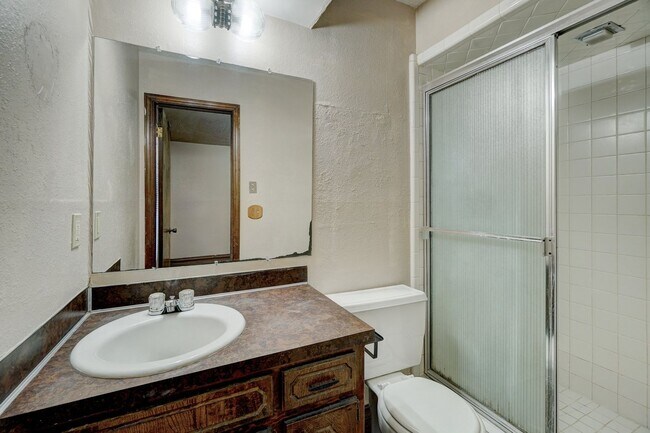 Building Photo - 2 bedroom 2 Bath 2 Car Garage Duplex Avail...