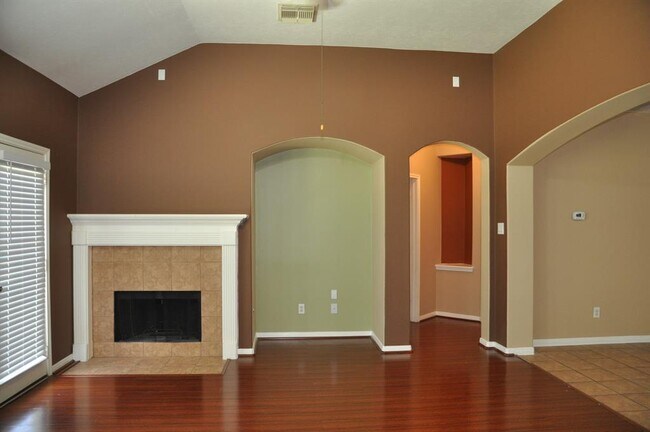 Building Photo - 2222 Drake Falls Dr