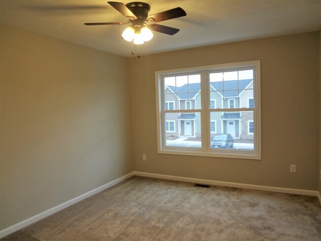 Building Photo - Excellent Townhouse in Ideal Location