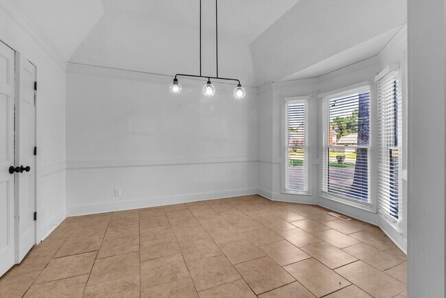 Building Photo - AVAILABLE NOW!! 5 Bedroom 3.5 Bath Fully R...