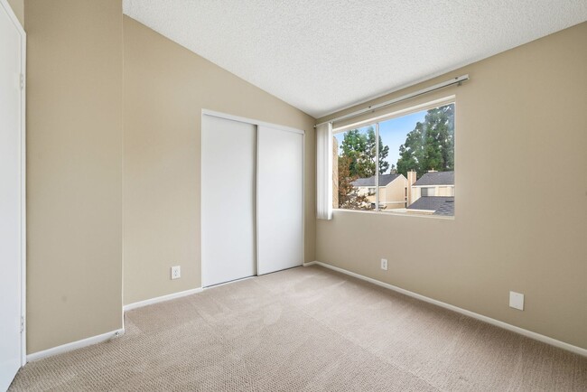 Building Photo - Spacious and Well Maintained 3 Bedroom Con...