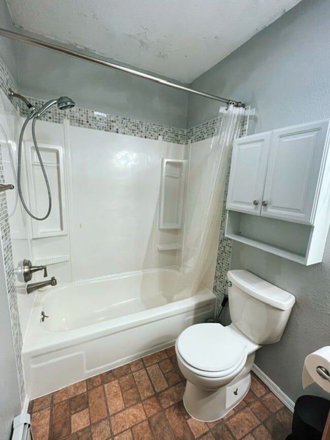 Building Photo - Spacious & Bright Top Floor Condo in East Anchorage, Close to Base + W/D In Unit!