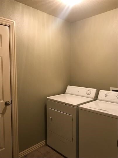 Building Photo - 1015 Oakwood Ln