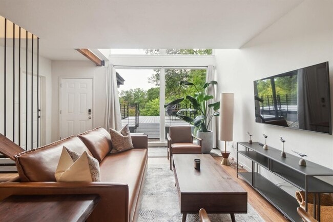 Building Photo - 1501 Rockdale Cir