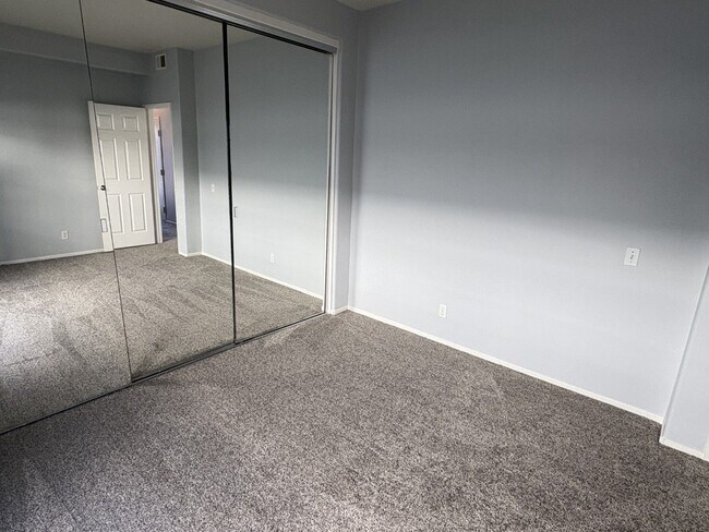 Building Photo - Beach close 4 bedroom, three bath townhous...
