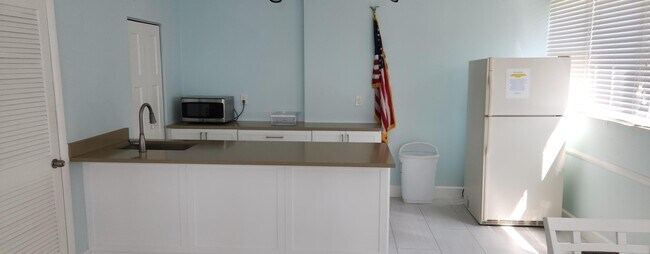 Building Photo - 1238 Hillsboro Mile