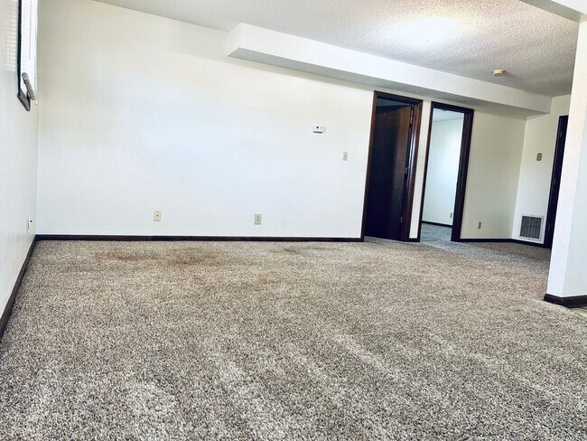 Building Photo - Roomy 2 Bdrm Apartment