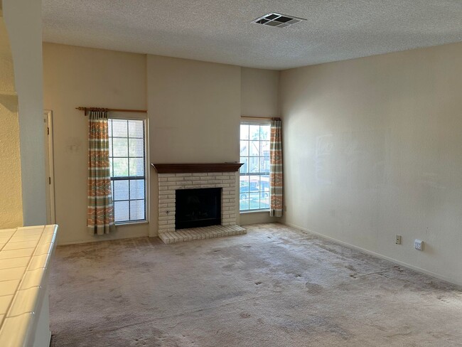 Building Photo - 2 bedroom condo near UNLV