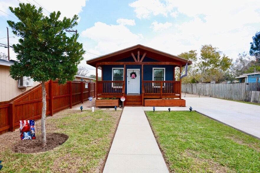 Building Photo - 205 Guerra Ave