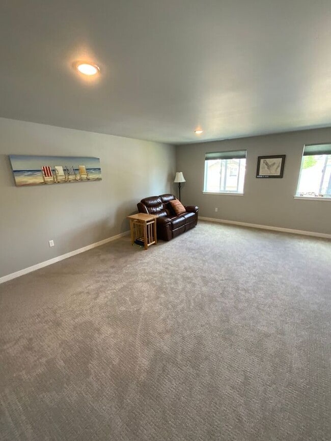 Building Photo - Centralia 4bdr brand new home 2 garage & s...