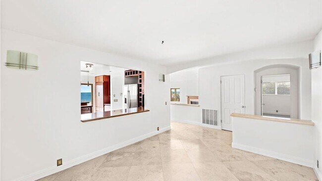 Building Photo - 1060 Skyline Dr