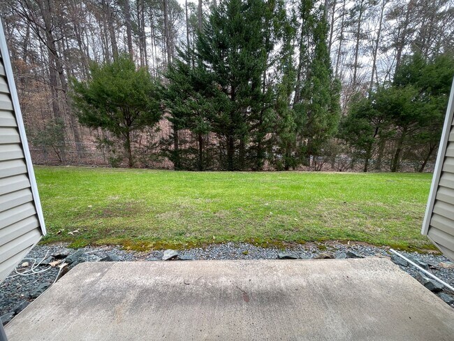 Building Photo - Perfectly located, quiet apartment complex just south of UNC, for graduate / med students - Inclu...
