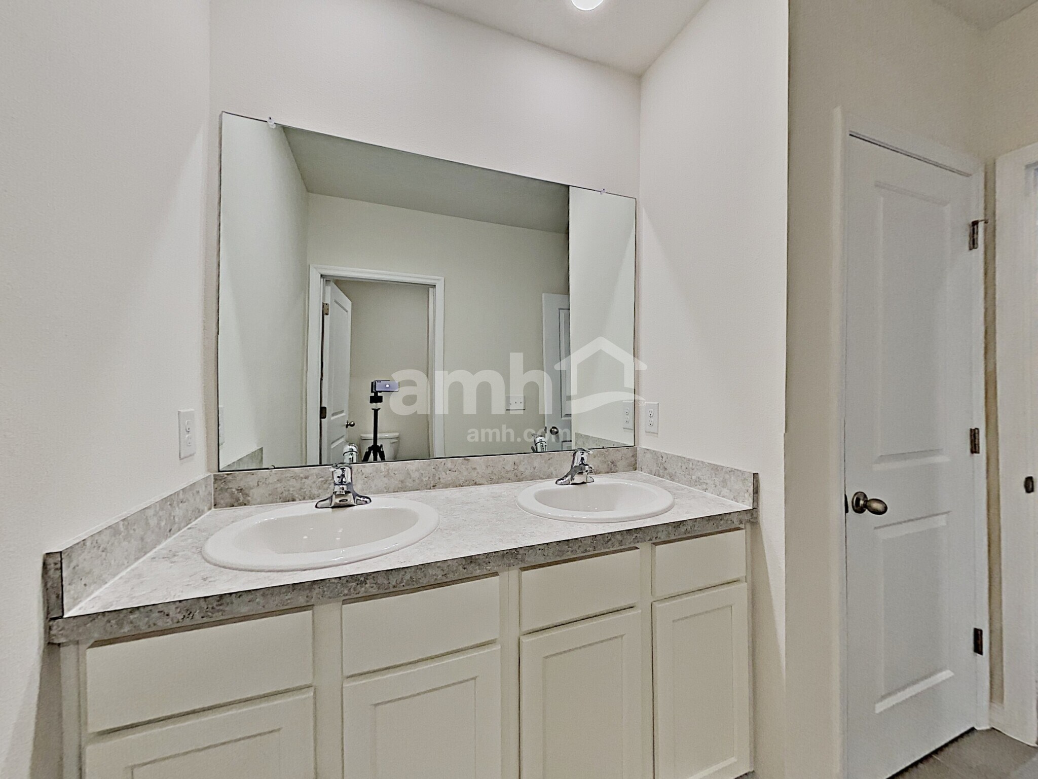 Building Photo - 2840 Greenleaf Ter