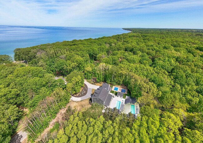 Building Photo - 2171 Lakeshore Dr
