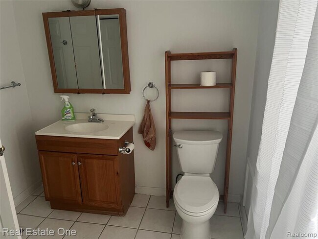 Building Photo - 21410 Roosevelt Ave