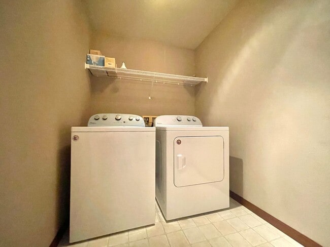 Building Photo - Spacious 4BR Home with A/C Near Alderwood Mall