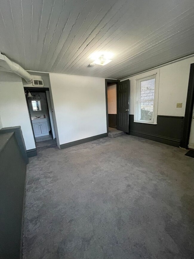 Building Photo - Single Family House in Mt Washington Avail...