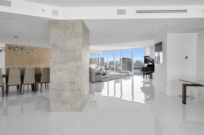 Building Photo - 300 South Pointe Dr