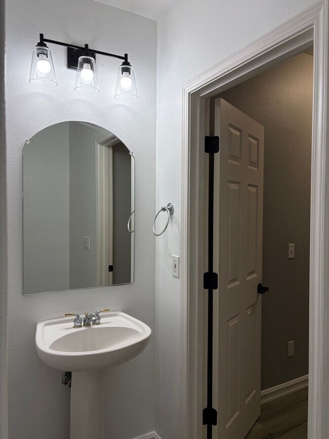 Building Photo - Beautiful Murrayhill Townhome with Dual Primary Suites & Private Backyard!