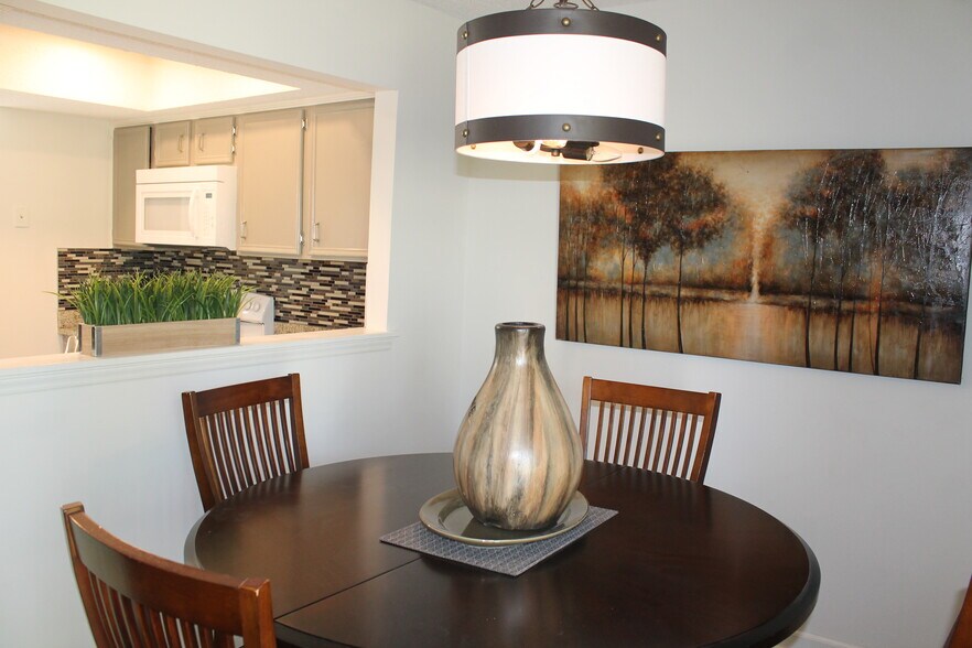 Building Photo - 7805 Renaissance Ct