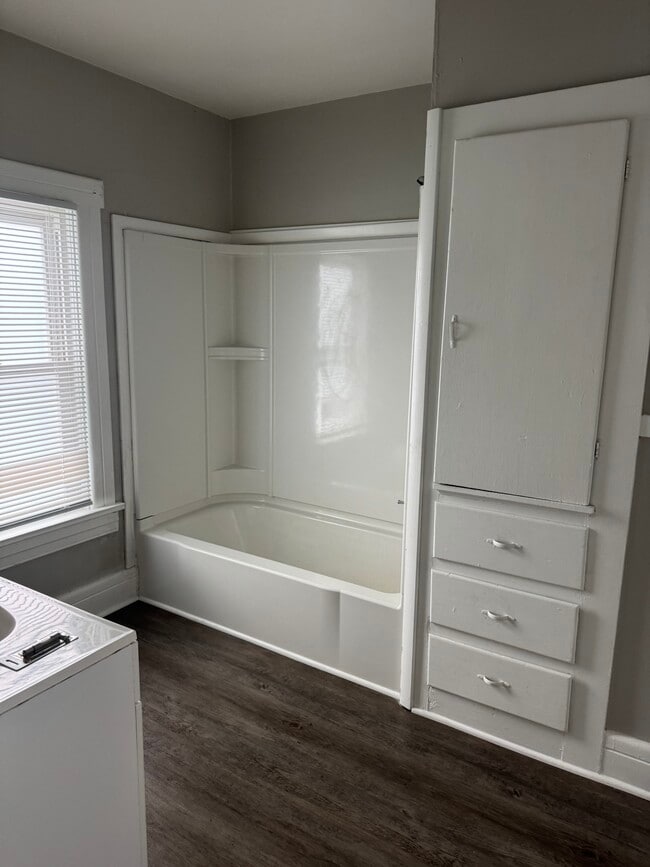 Building Photo - Samaria Roa