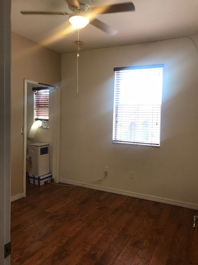 Dormitorio vacío (incluye unidad de aire acondicionado interna) - 11047 SW 243rd Ln