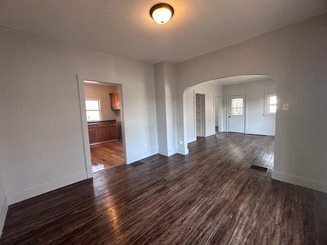 Building Photo - 911 Main-W