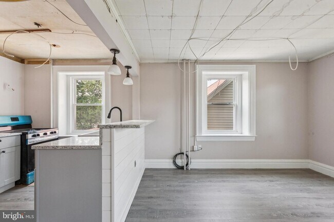 Building Photo - 313 Edgewood Dr