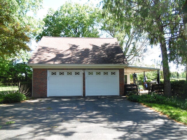 Building Photo - 290 Heritage Rd