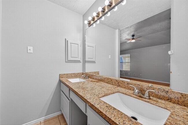 Building Photo - 2310 Woodwind Dr