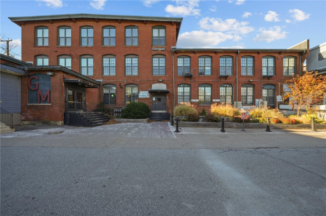 Building Photo - 1117 Douglas Ave