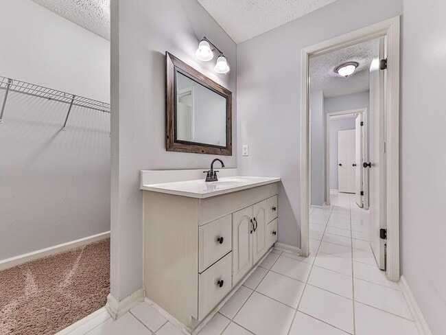 Building Photo - 63 Geraldine Dr SE