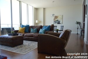 Building Photo - 610 E Market St